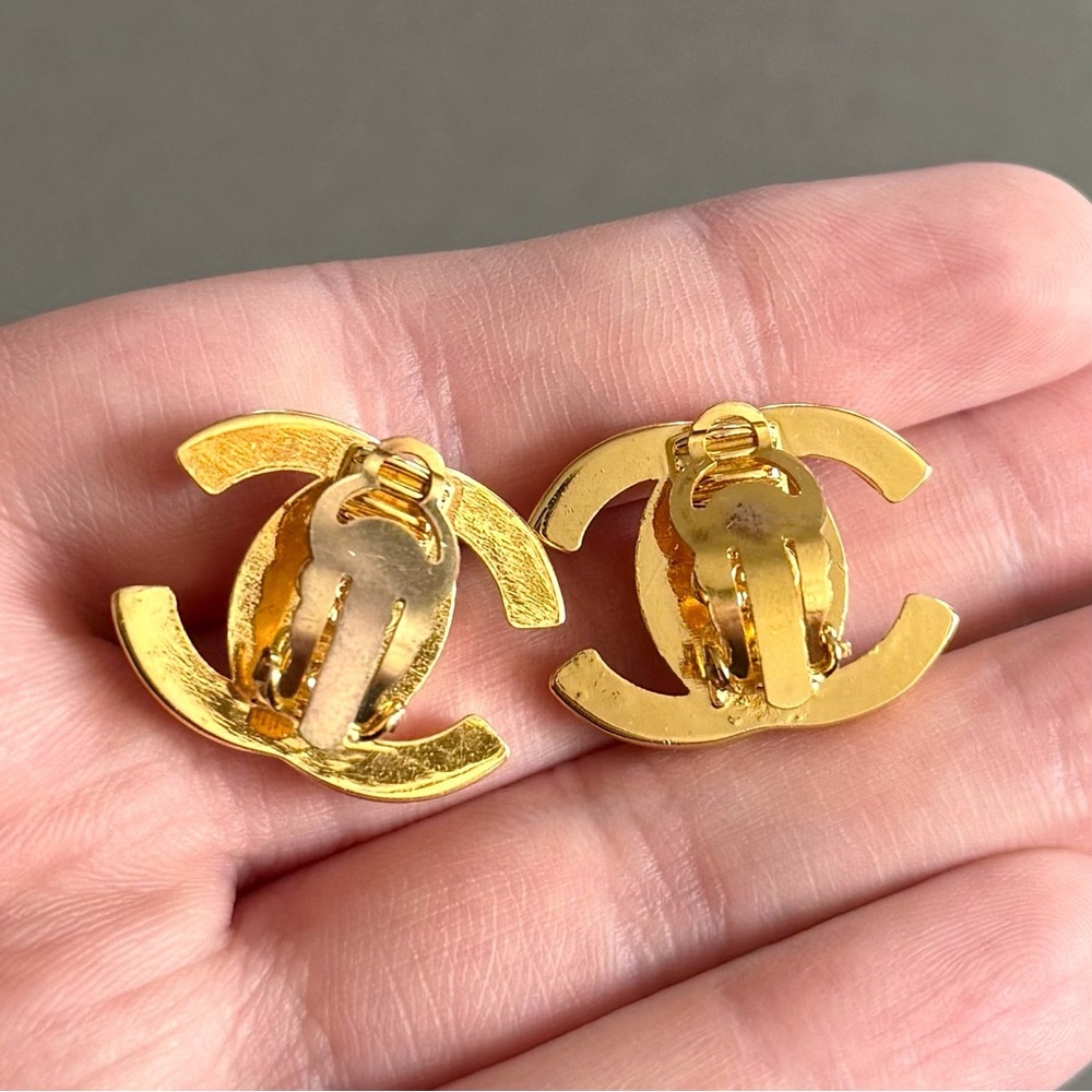 CHANEL Classic Vintage 1995 Crystal CC Turnlock Earrings - Picture 4 of 6